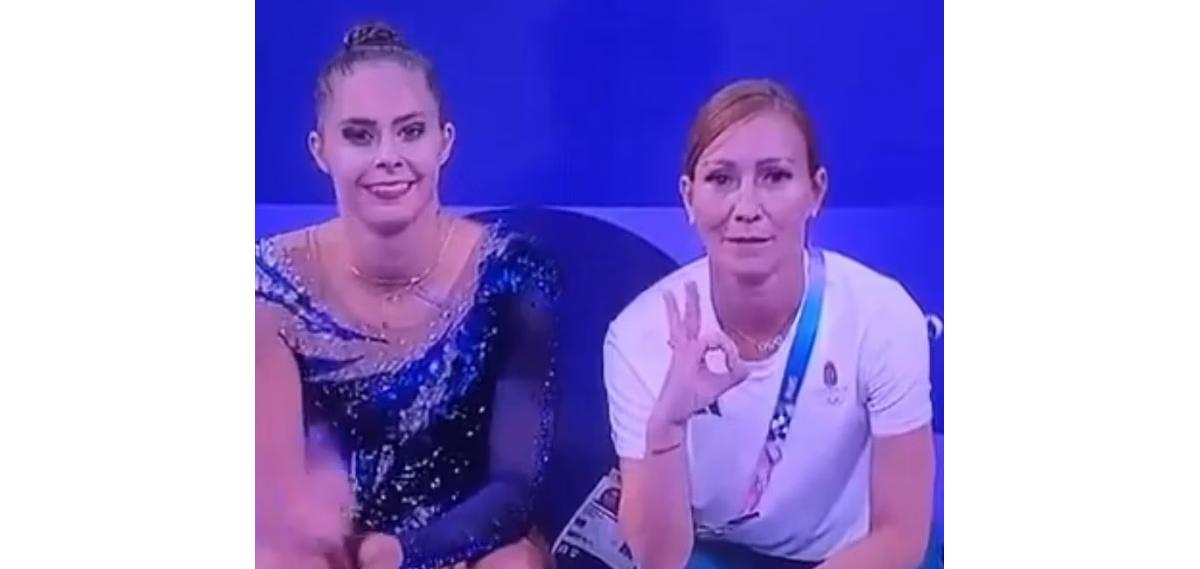 Treinadora faz gesto supremacista durante transmissão de prova da ginástica rítmica (Foto/Reprodução rede X)