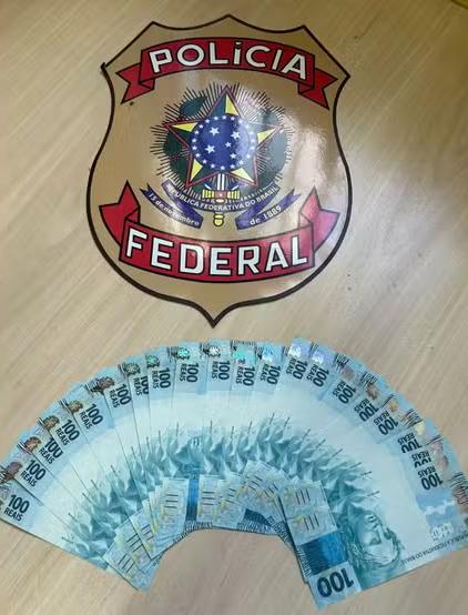 Vinte cédulas de R$ 100 foram apreendidas (Foto/Polícia Federal/Reprodução)