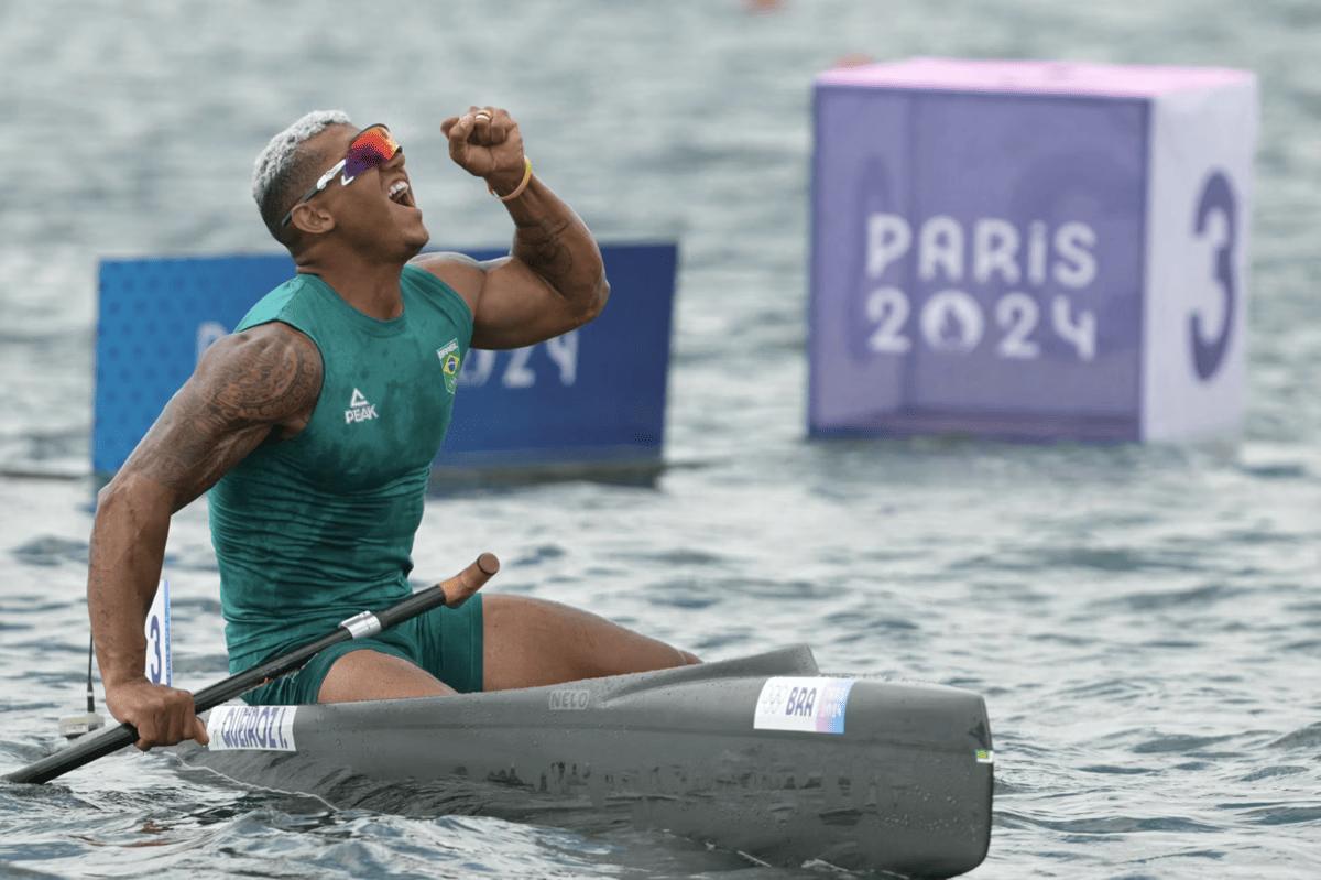 Isaquias Queiroz conquista a medalha de prata nas Olimpíadas de Paris (Foto/Bertrand Guay/AFP)