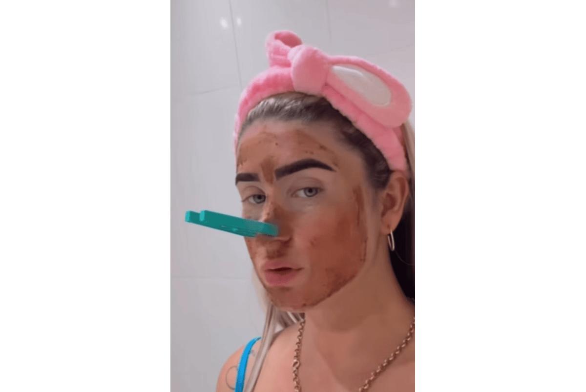 A influenciadora Débora Peixoto, de 30 anos, virou assunto nas redes sociais ao postar um vídeo usando suas próprias fezes para realizar uma skincare (Foto/Instagram @deborapeixoto.ofc/reprodução)