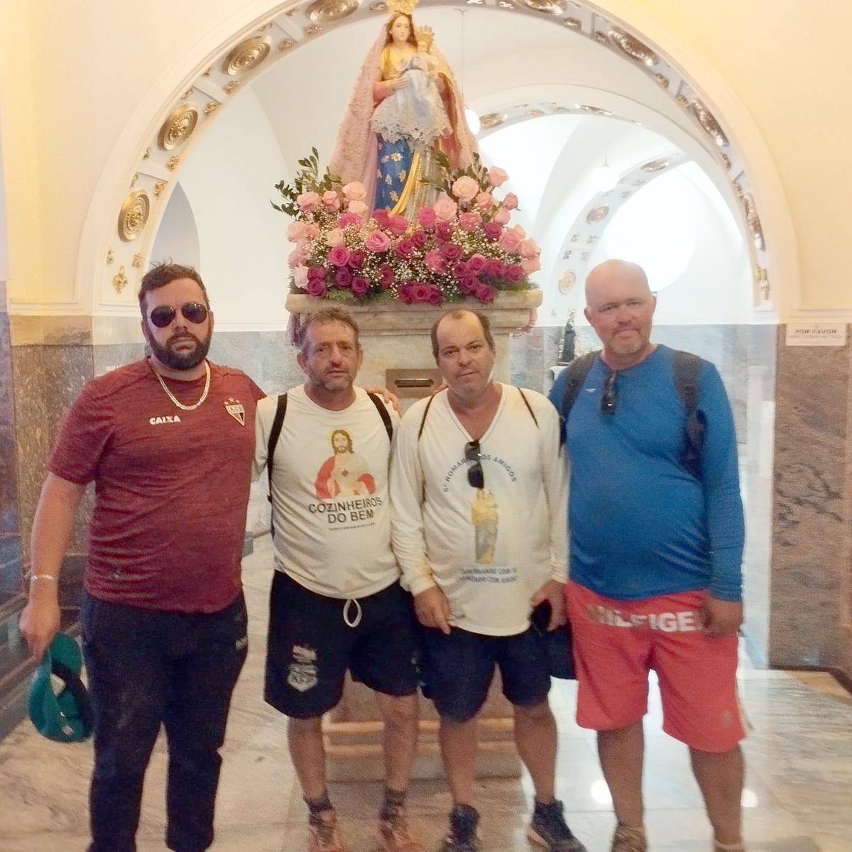 Guilherme Borges, Antônio Marcos, Adilson Fonseca e Márcio Assunção, começaram o mês de agosto com peregrinação em homenagem a Nossa Senhora da Abadia, em agradecimento às muitas bençãos recebidas (Foto/Arquivo pessoal)