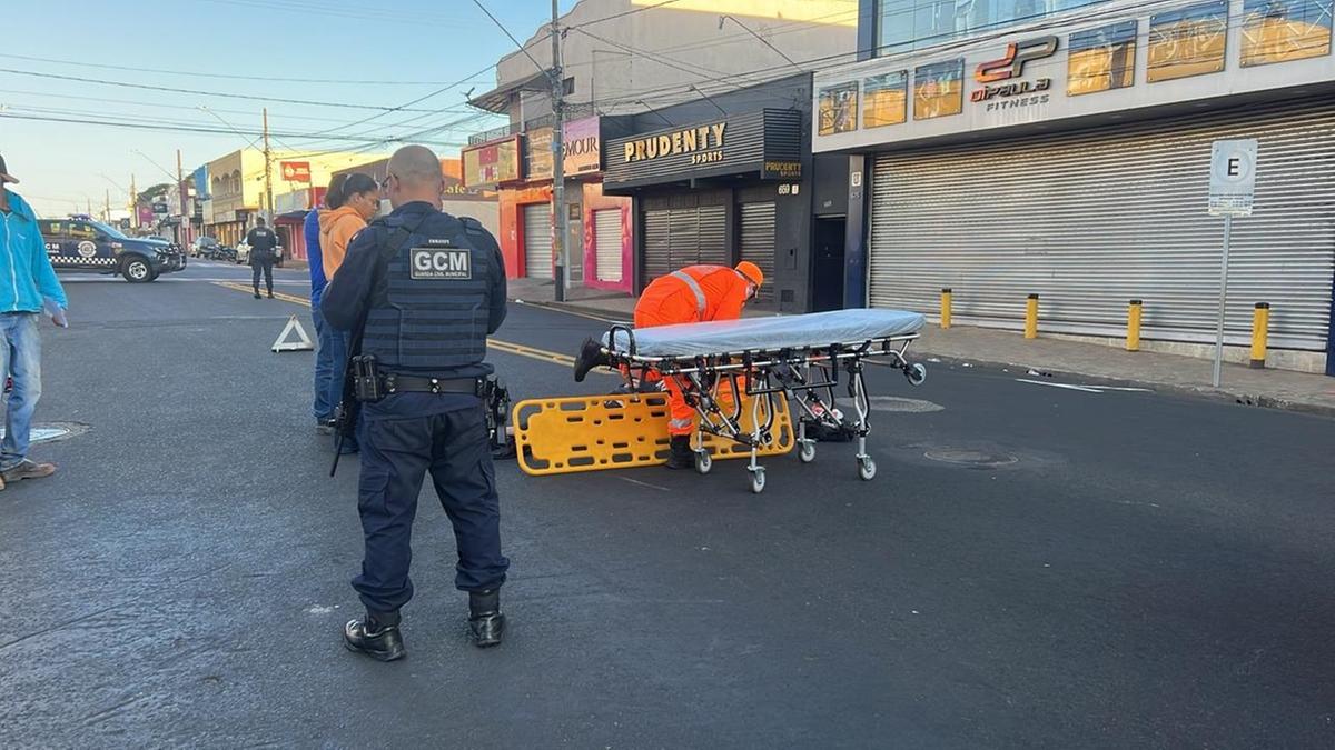 Equipe dos bombeiros prestou atendimento à vítima, que foi levada para o Hospital Regional José Alencar Gomes da Silva (Foto/Divulgação)