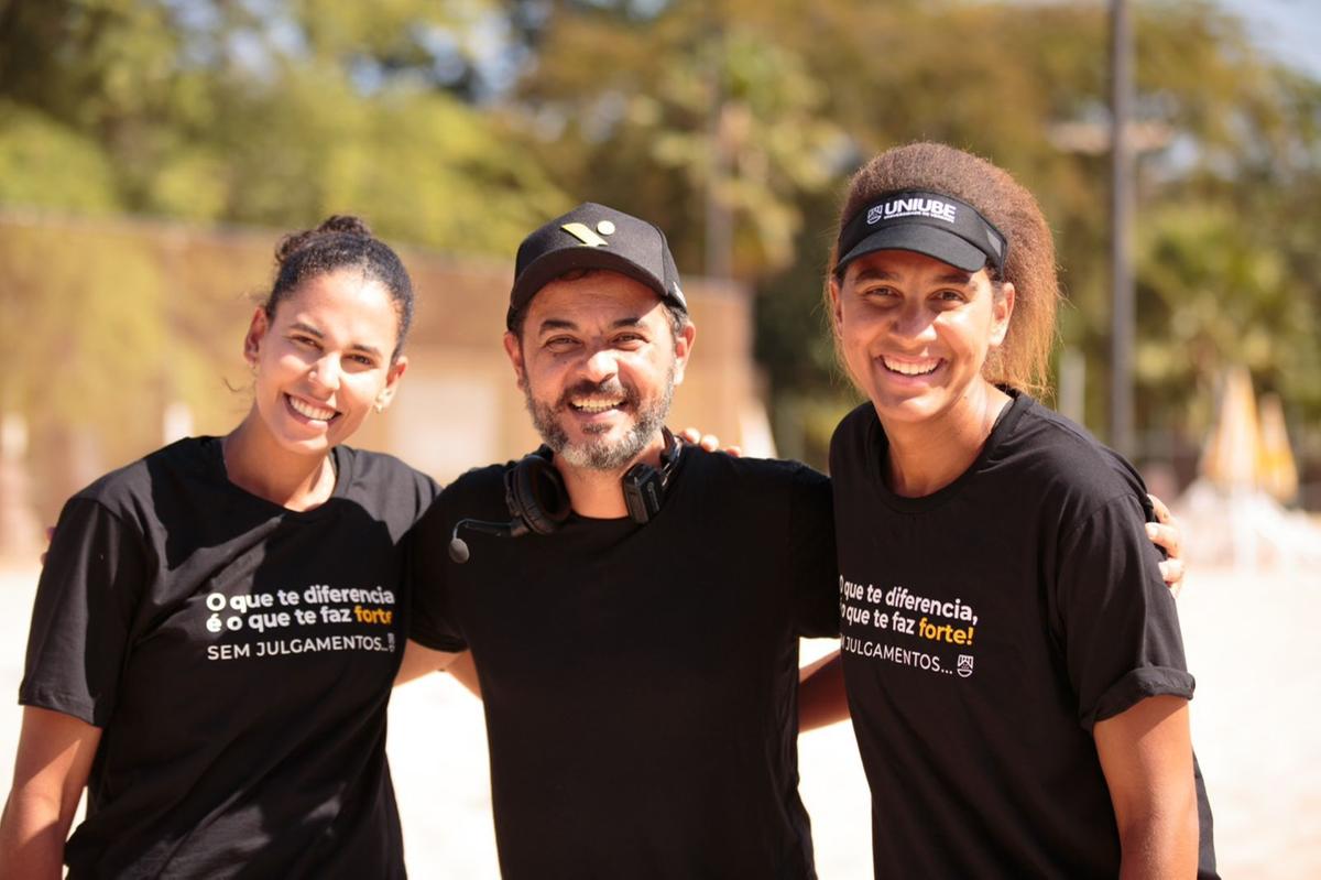 Denis Silva, o mago da comunicação da Uniube, entre as campeãs olímpicas Duda e Ana Patrícia (Foto/Divulgação)