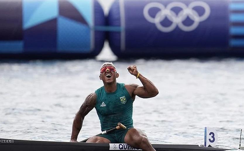 Isaquias Queiroz celebra a conquista da medalha de prata ((Foto/Alexandre Loureiro/COB))