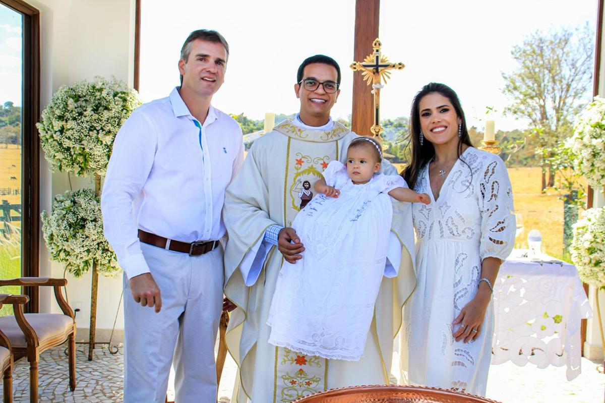 Frederico Cotian e Marcela Peres Bôscolo Cotian com Padre Wilian na celebração do batizado da caçulinha do casal, Clarissa (Foto/Cris Abreu)