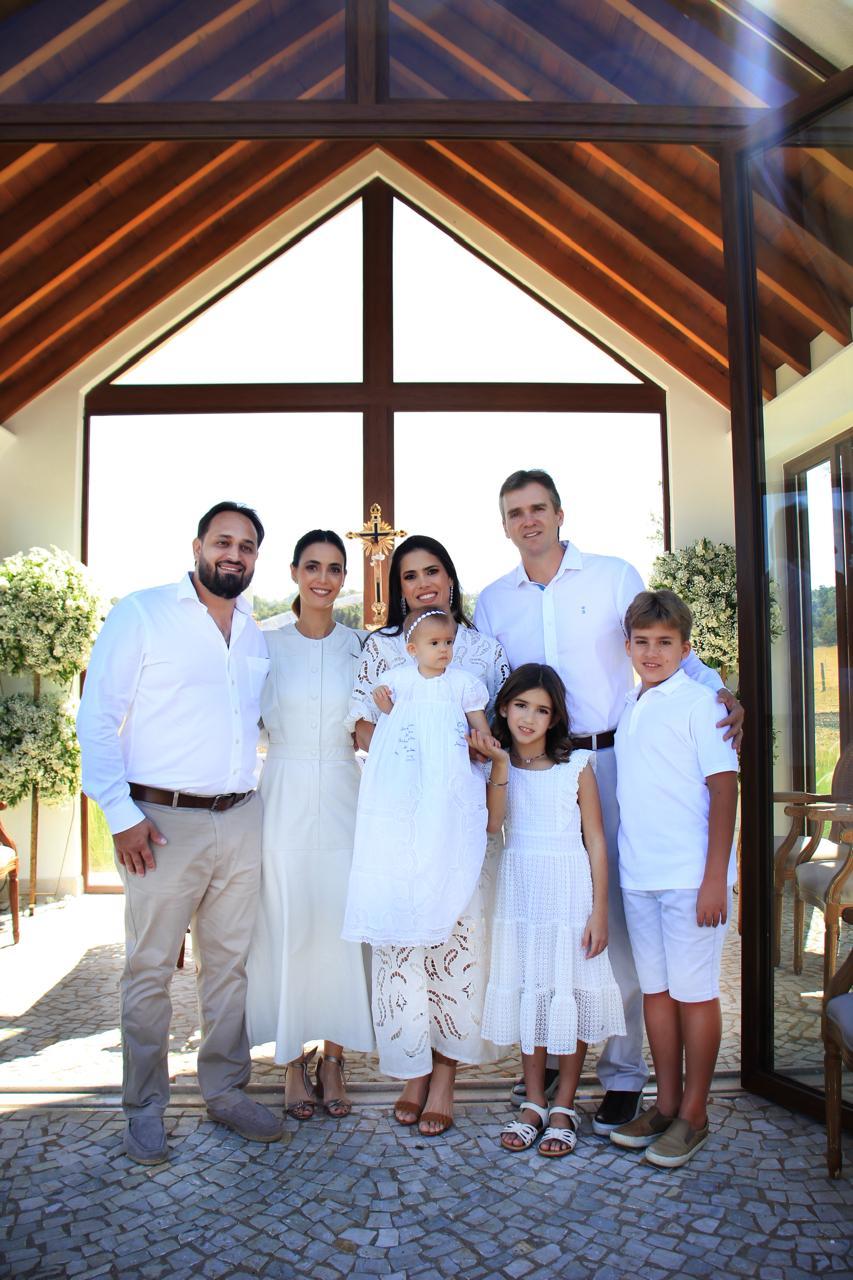 Os padrinhos da pequena Clarissa, os queridos, Luiz Alberto Martins e Giovanna Pagliaro Bôscolo Martins com toda família da afilhada (Foto/Cris Abreu)