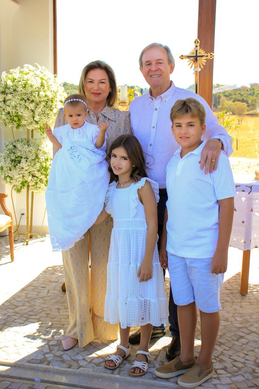 Clarissa, Maria e Gustavo, com os super avós, Ana Cadelca e Antônio Cotian (Foto/Cris Abreu)