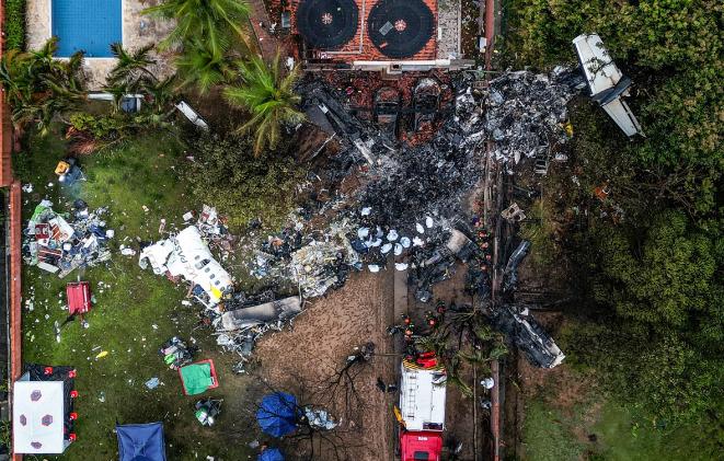 Avião da empresa Voepass caiu em um condomínio residencial matando 62 pessoas (Foto/Nelson Almeida/AFP)