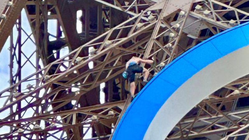 Pessoas que estavam visitando a Torre Eiffel foram retiradas as pressas (Foto/Reprodução/Twitter/@theinformant – X)