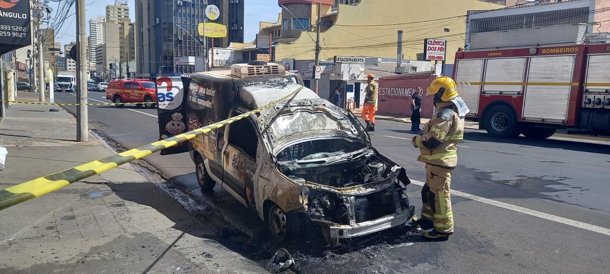 Apesar da rapidez na resposta, o veículo foi parcialmente destruído pelo incêndio (Foto/Divulgação)