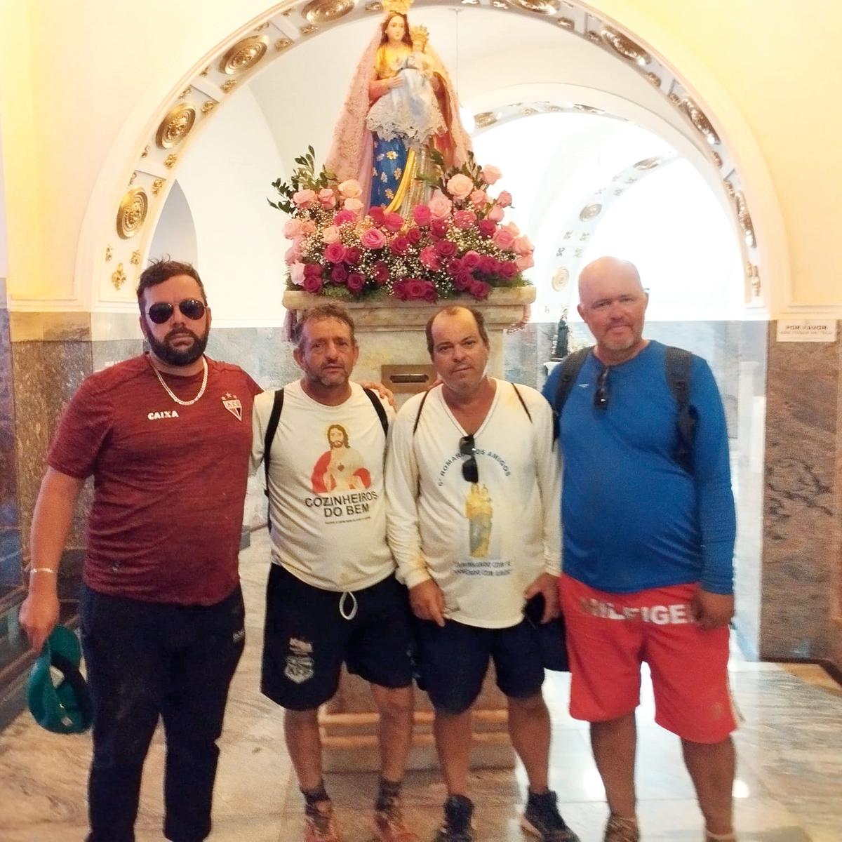 Guilherme Borges, Antônio Marcos, Adilson Fonseca e Márcio Assunção, começaram o mês de agosto com peregrinação em homenagem a nossa senhora da Abadia em agradecimento as muitas bençãos recebidas (Foto/Arquivo pessoal)