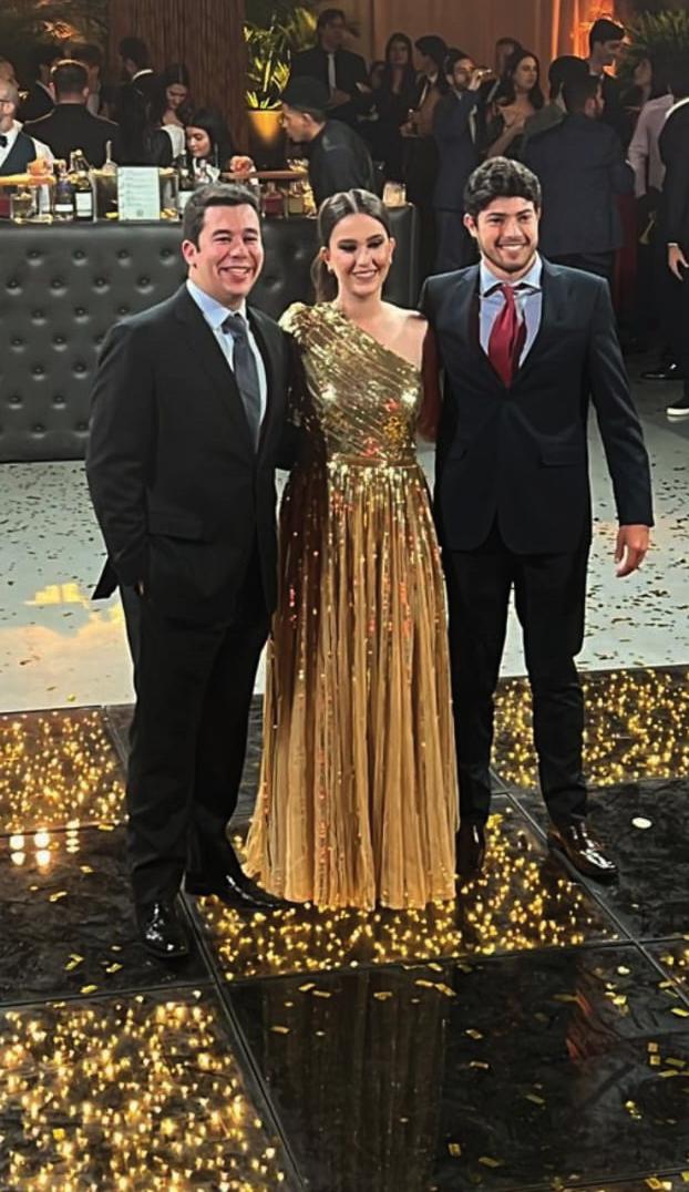 Carlos Eduardo Mello, Fernanda Mendonça e João Victor Cadelca são os mais novos zootecnistas e agrônomos da city. O trio acaba de se formar pela FAZU e teve festa de formatura neste fim de semana impecavelmente organizada pela competente Ana Paula Marega (Foto/Arquivo pessoal)