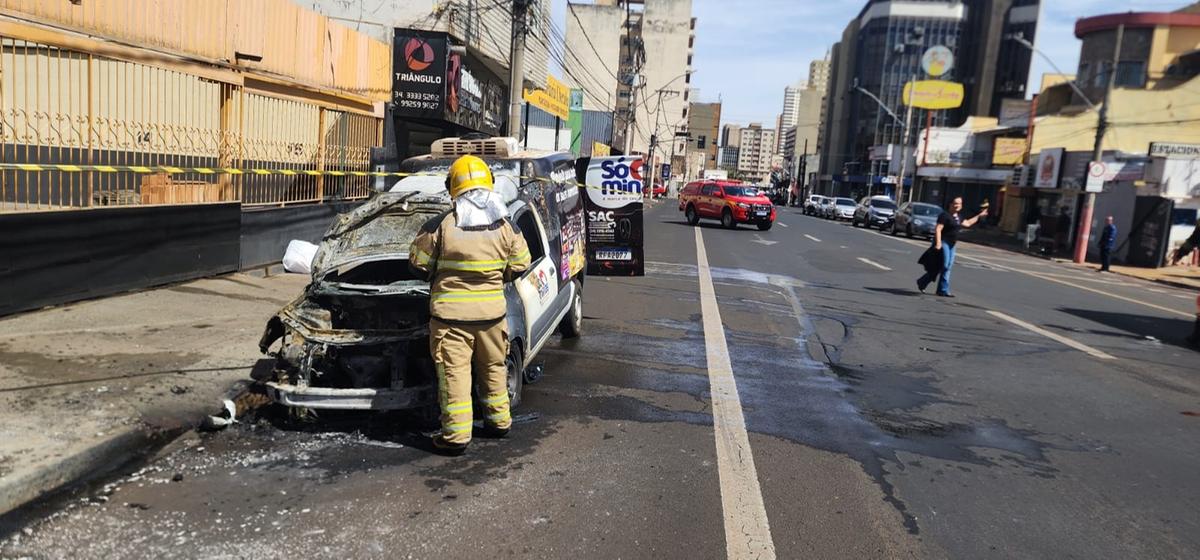 Bombeiros chegaram rapidamente, mas as chamas já tinham destruído parte do veículo, pertencente a uma empresa (Foto/Divulgação)