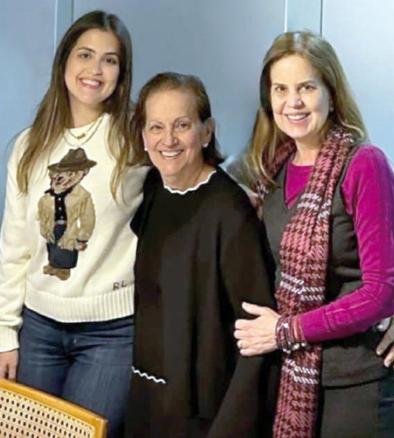 Clicia Borges na plenitude dos seus 80 anos ganhou lanche privé surpresa da expert em gastronomia Zitinha Vale no último sábado. Na foto, com sua filha Kátia e a neta Mayara. Nossos cumprimentos (Foto/Arquivo pessoal)