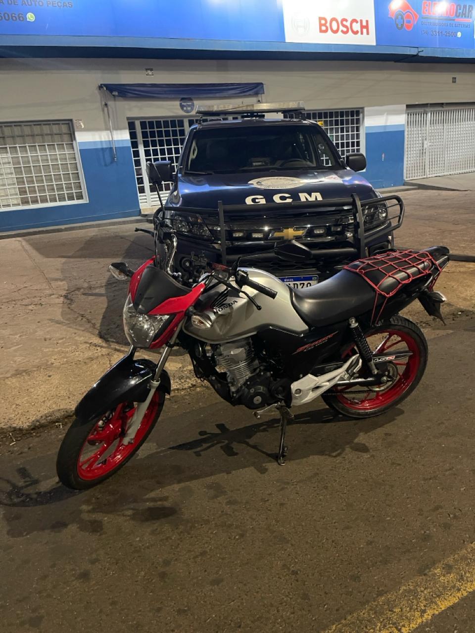 Apesar de estar sem placa de identificação, a motocicleta não apresentava nada de irregular, mas foi apreendida diante da prática ilícita do condutor (Foto/Divulgação)