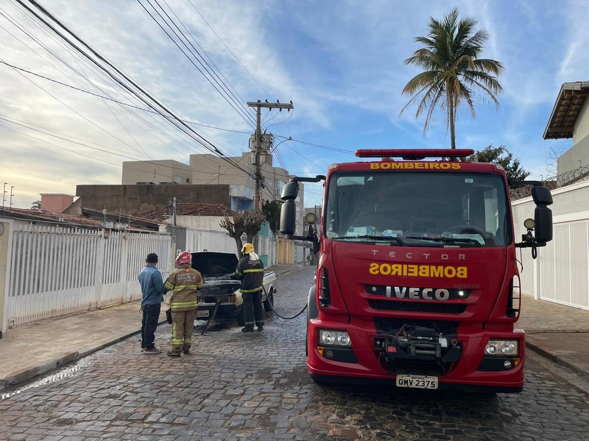 Bombeiros chegaram rapidamente e evitaram que as chamas pudessem se alastrar e destruir todo o carro (Foto/Divulgação)