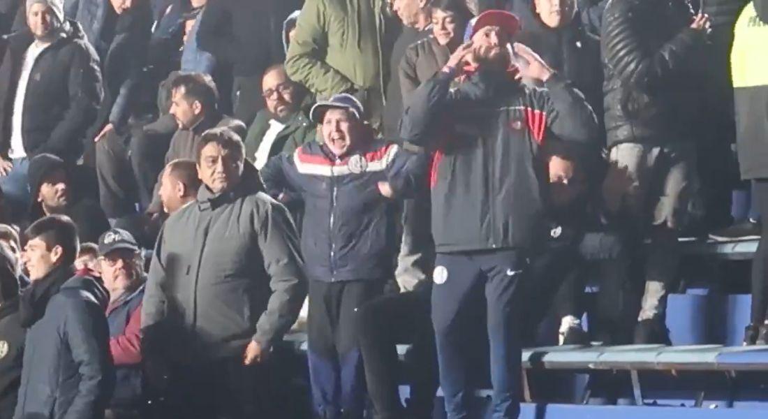 Torcedores do San Lorenzo fazem gestos racistas a torcedores do Atlético-MG (Foto/Reprodução/Redes sociais)