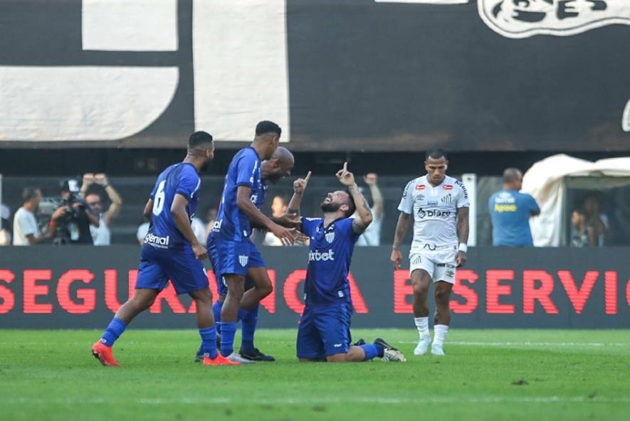 Na quarta-feira, às 19h, o Santos busca a recuperação em Campinas, diante do Guarani. Já o Avaí recebe o Paysandu às 20h de quinta-feira (Foto/Reinaldo Campos/AGIF)