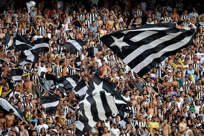 Em melhores condições físicas e com seus titulares em campo, o Botafogo pressionava a saída de bola do rival e criava as melhores chances (Foto/Reprodução/@LucianoVincler/Twitter)