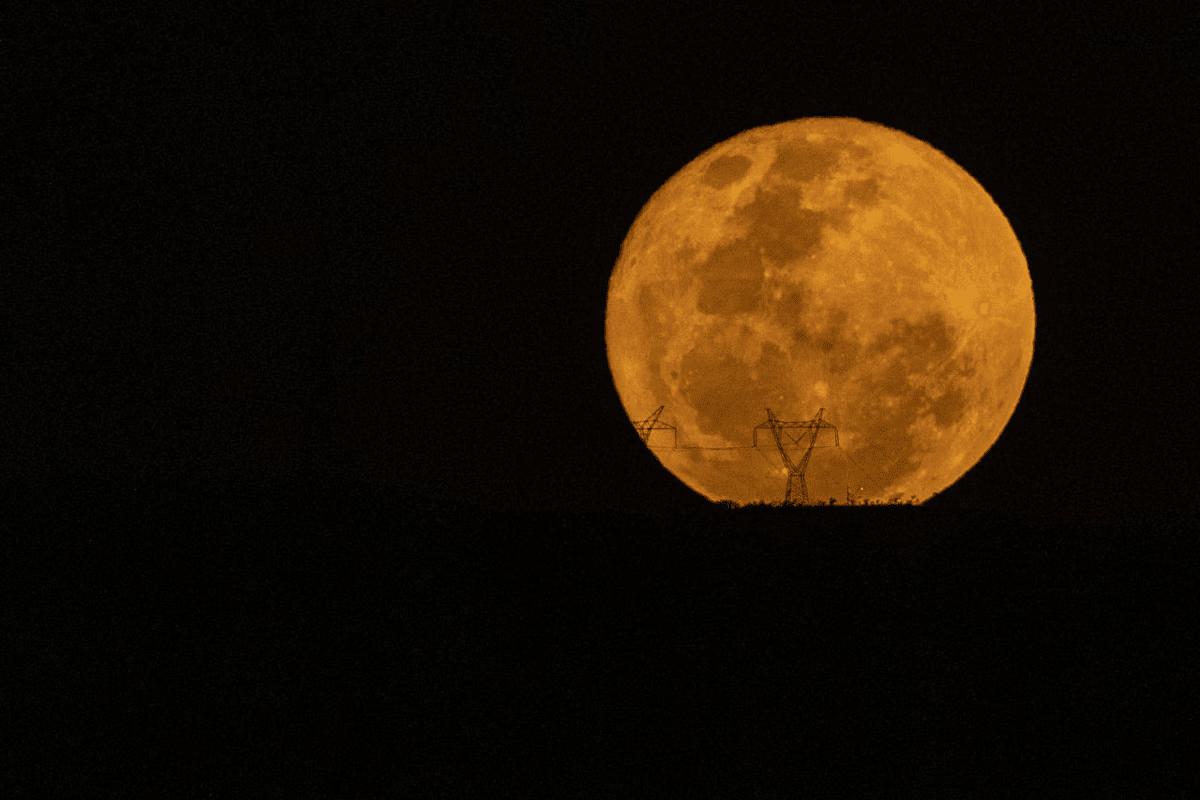 Lua azul ocorre quando a lua cheia aparece duas vezes no mesmo mês ou quatro vezes na mesma estação do ano (Foto/Rodney Costa)
