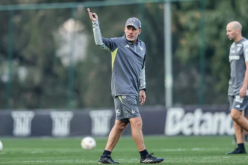 O técnico Gabriel Milito terá o retorno do chileno Vargas, mas ainda não poderá contar com o atacante Hulk (Foto/PEDRO SOUZA/ATLETICO)