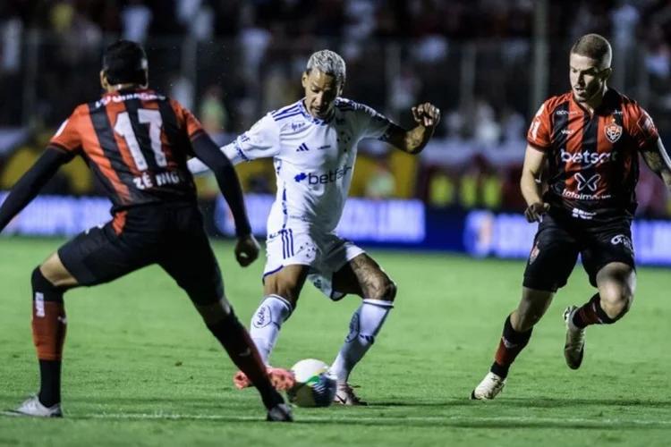 O duelo iniciou sob forte chuva. Jogando em casa, o Vitória foi mais impositivo, propondo a partida e marcando forte a saída de bola do Cruzeiro (Foto/Divulgação)