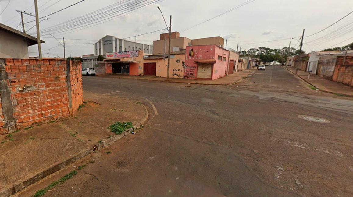 Cruzamento no Conjunto Uberaba 1 onde Marcos Jesus Nascimento tentou desarmar o autor que havia agredido momentos antes a esposa e a ex-nora (Foto/Reprodução)