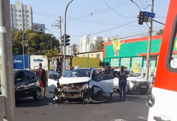 O segundo automóvel envolvido no acidente também sofreu danos na parte frontal, e suas duas ocupantes ficaram feridas (Foto/Divulgação)