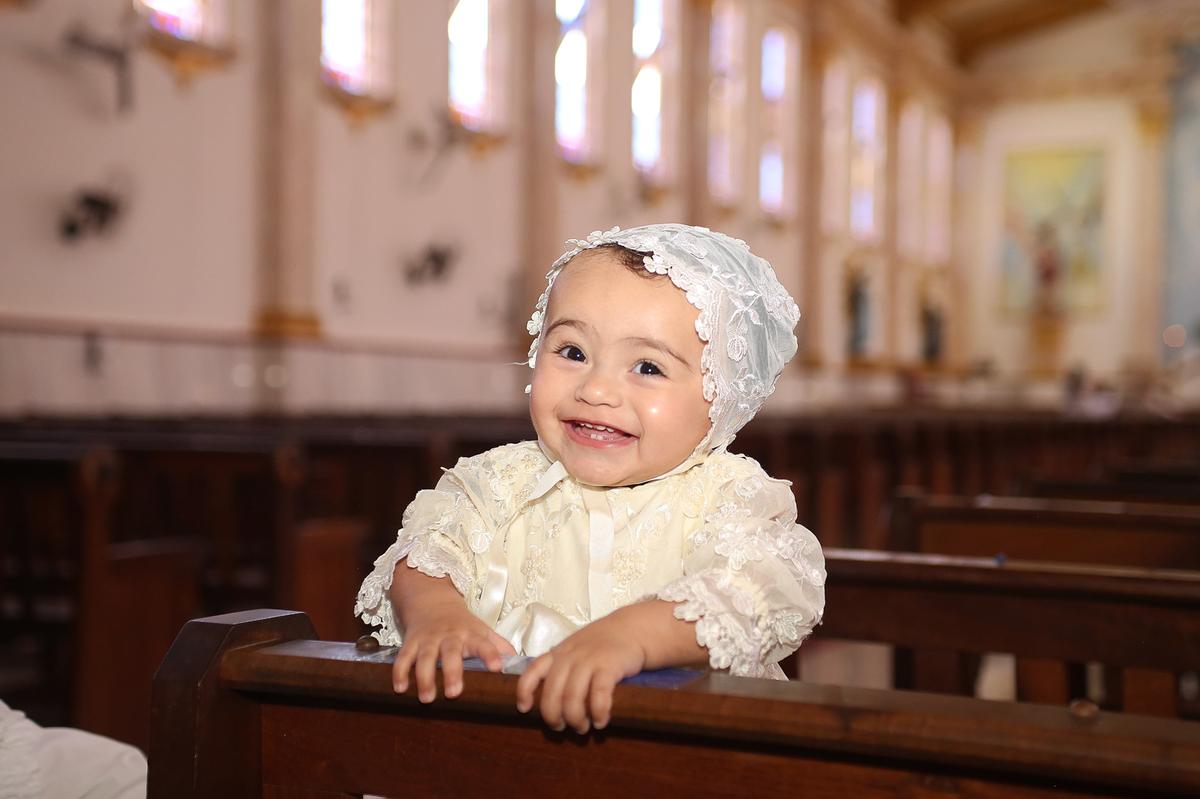 Fofura, Maria Eduarda Siqueira Pereira era só sorrisos, no dia de receber o seu primeiro sacramento (Foto/Wagner Pinheiro)