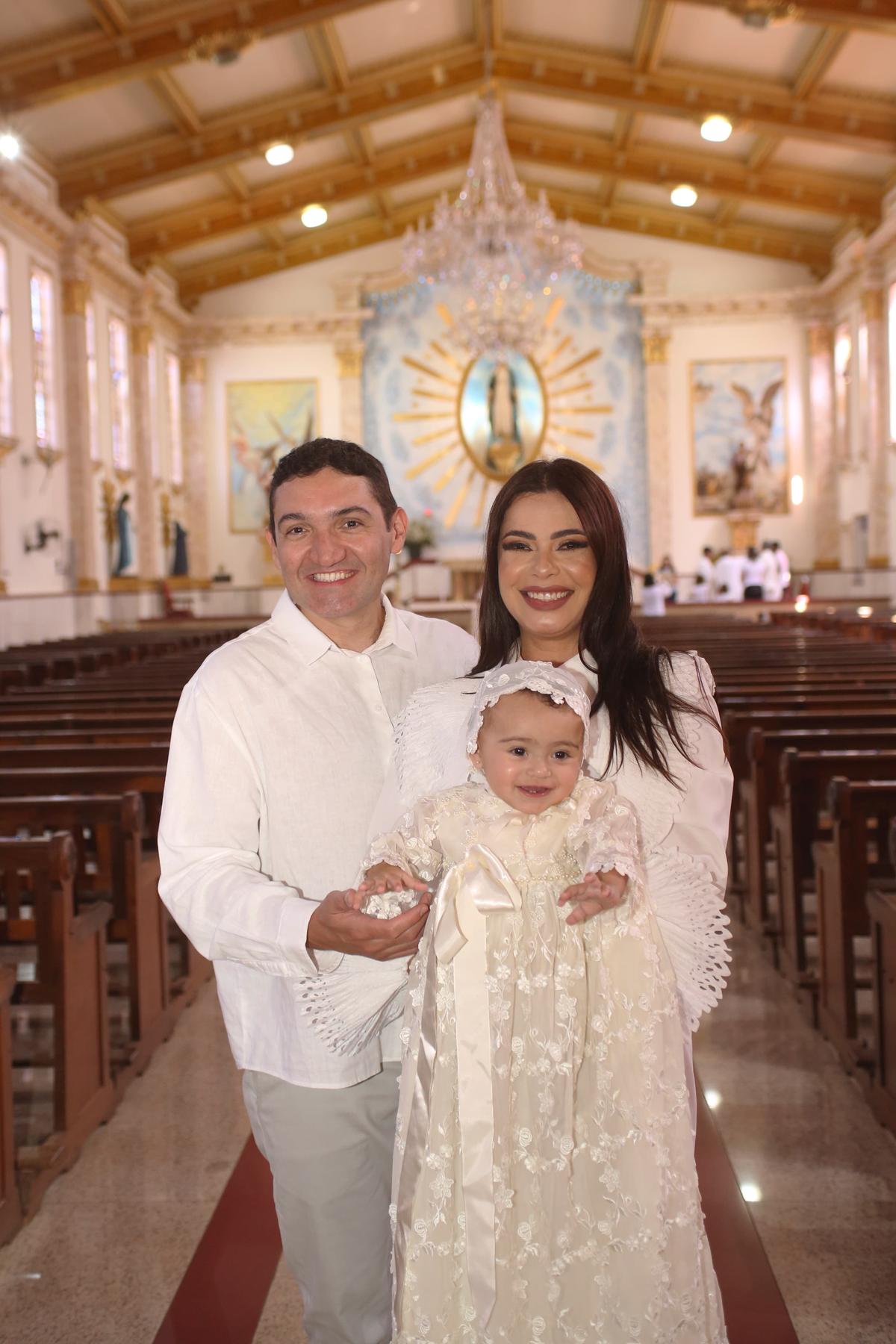 Papais Pedro Pereira e Carla Siqueira com a fofa Maria Eduarda no Santuario da Medalha Milagrosa (Foto/Wagner Pinheiro)