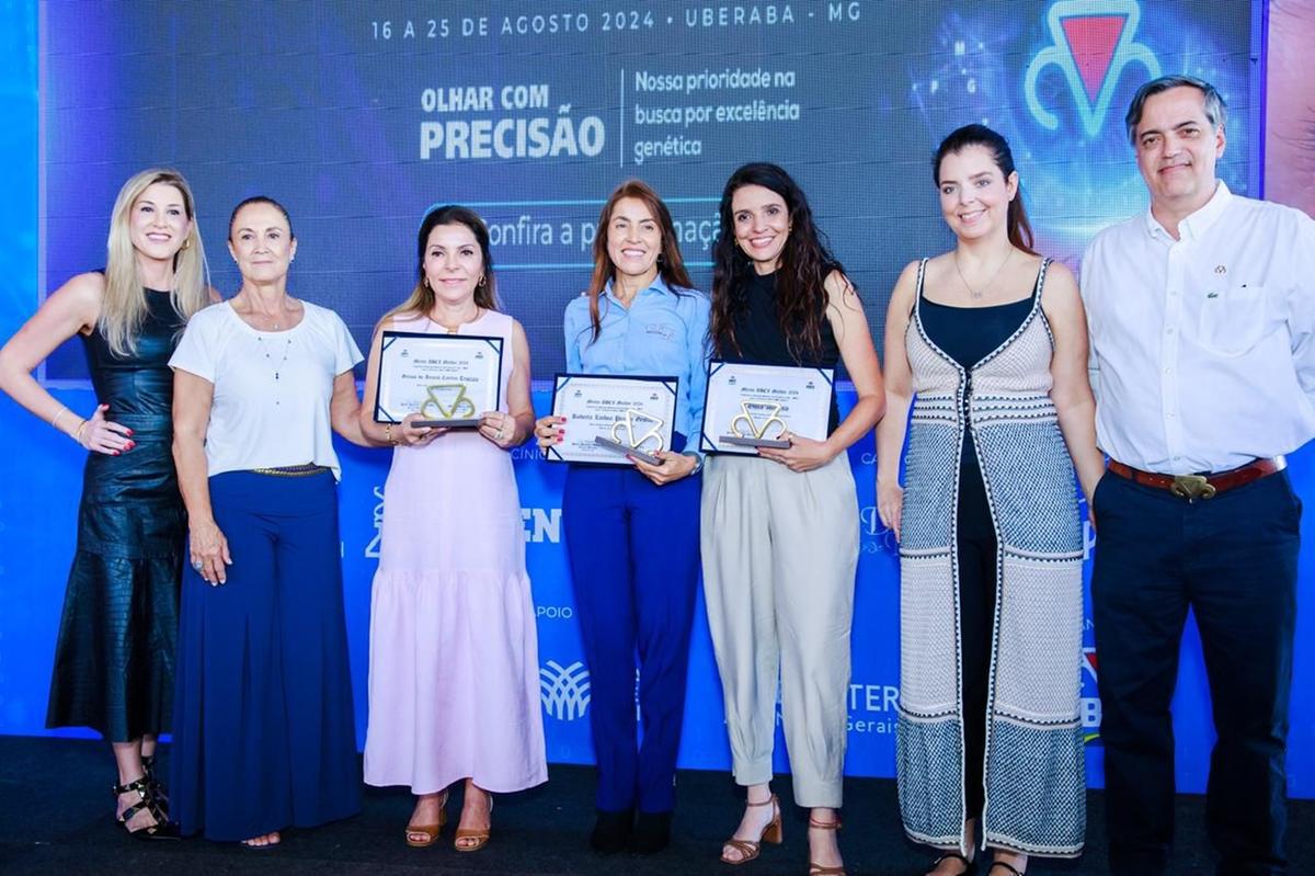 Gerusa do Amaral, Guta Alonso e Roberta Lisboa, receberam a homenagem das mãos da presidente da ABCZ Mulher Paula Paoliello (Foto/Divulgação)