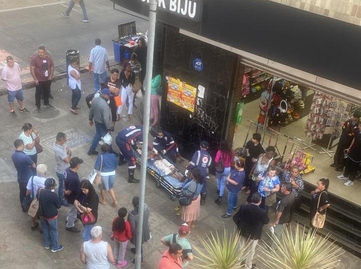 Vítima foi socorrida pelo Samu já no Calçadão da rua Arthur Machado, para onde correu (Foto/Reprodução)