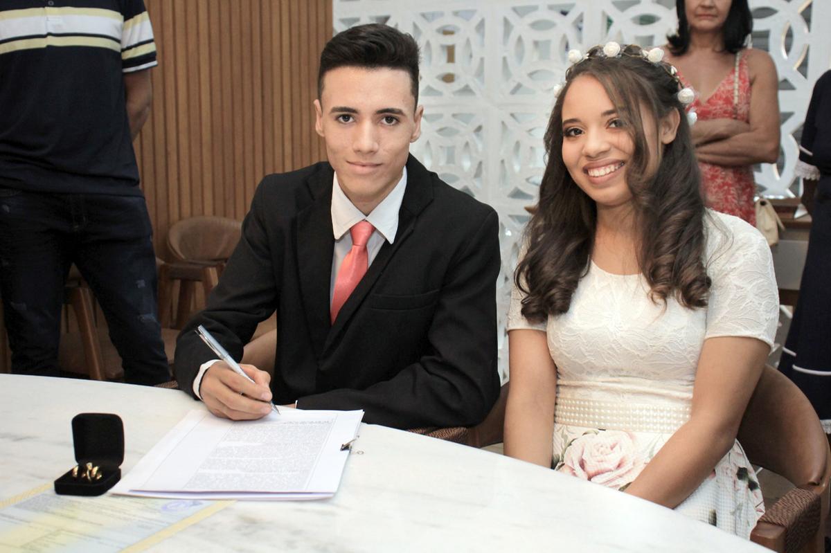 Alex Cauã Carvalho Monteiro e Isis Gabriela Avelino Monteiro oficializaram sua união, com muita alegria, os jovens acabam de se casar (Foto/Cris Abreu)