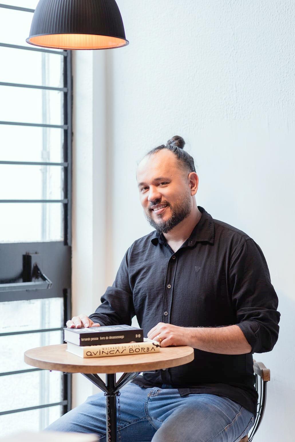 O poeta e professor Frederico lança seu mais novo livro, Caixa de Fósforo, no dia 30 de agosto, próxima sexta-feira, no Centro de Cultura Cecília Palmério, à s 19h30, nos encontramos lá (Foto/Arquivo pessoal)