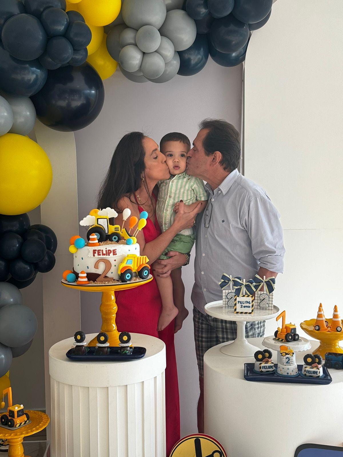 Felipe entre os avos corujas, Viviane Quirino e Walter Souza (Foto/Babi Magela)