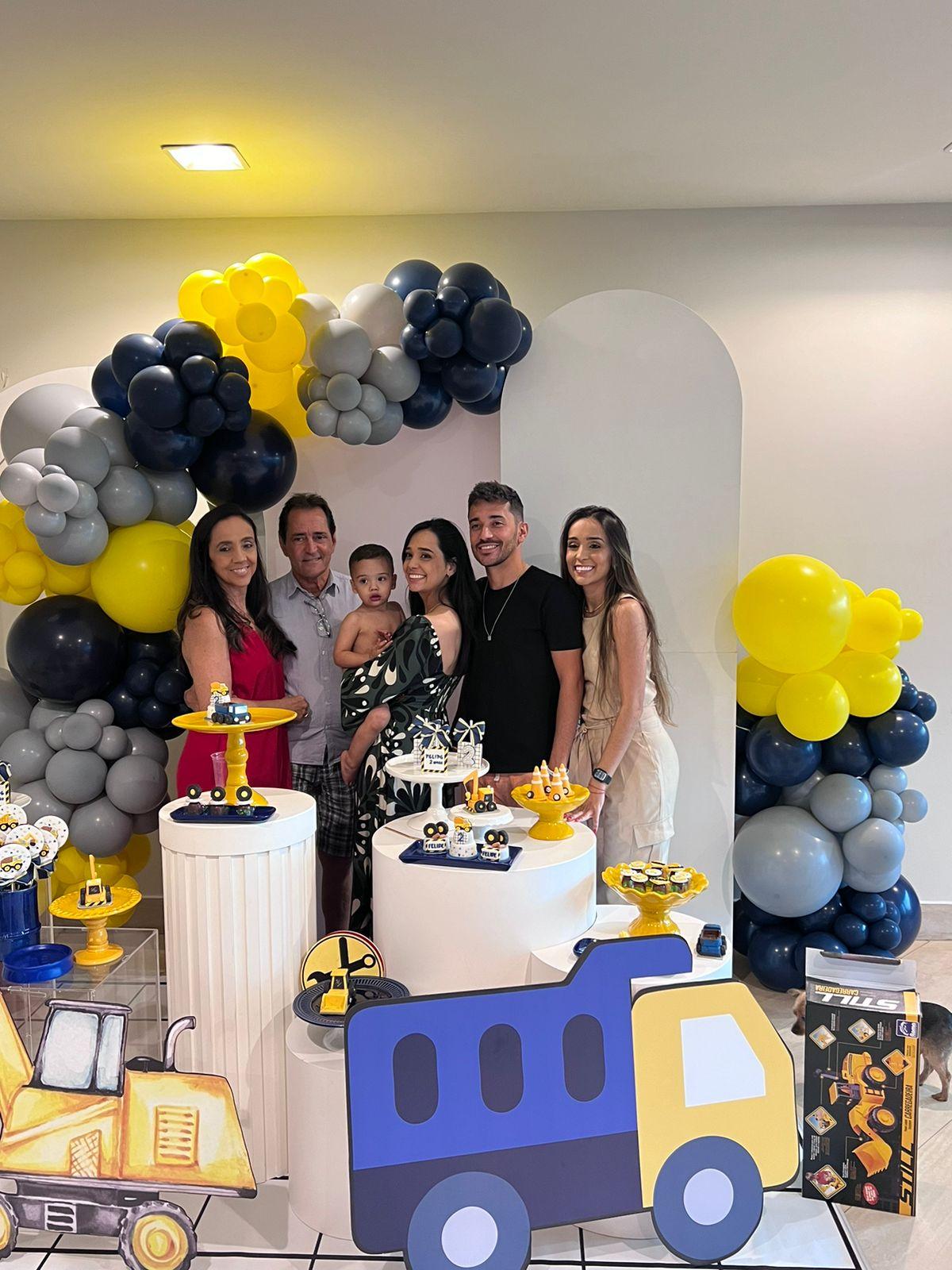 Familia Quirinino reunida, os avos, Walte e Vivi, Carol e Felipe com os padrinhos e tios dele, Fabrício e Ana Flávia Quirino (Foto/Babi Magela)