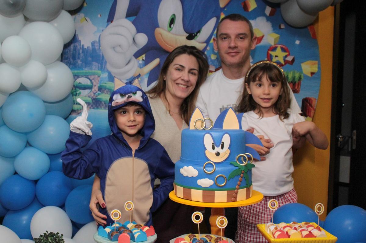 O aniversariante, com os padrinhos Aline Belela e Thiago Anacleto e priminha, Alice Belela (Foto/Cris Abreu)