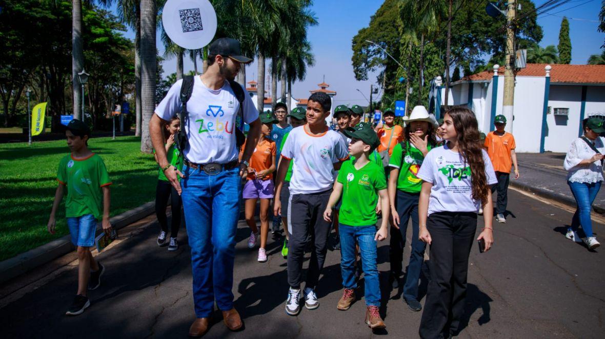 Até o fim da feira, neste domingo, cerca de 600 estudantes devem visitar o Parque Fernando Costa no projeto Zebu na Escola (Foto/Divulgação)