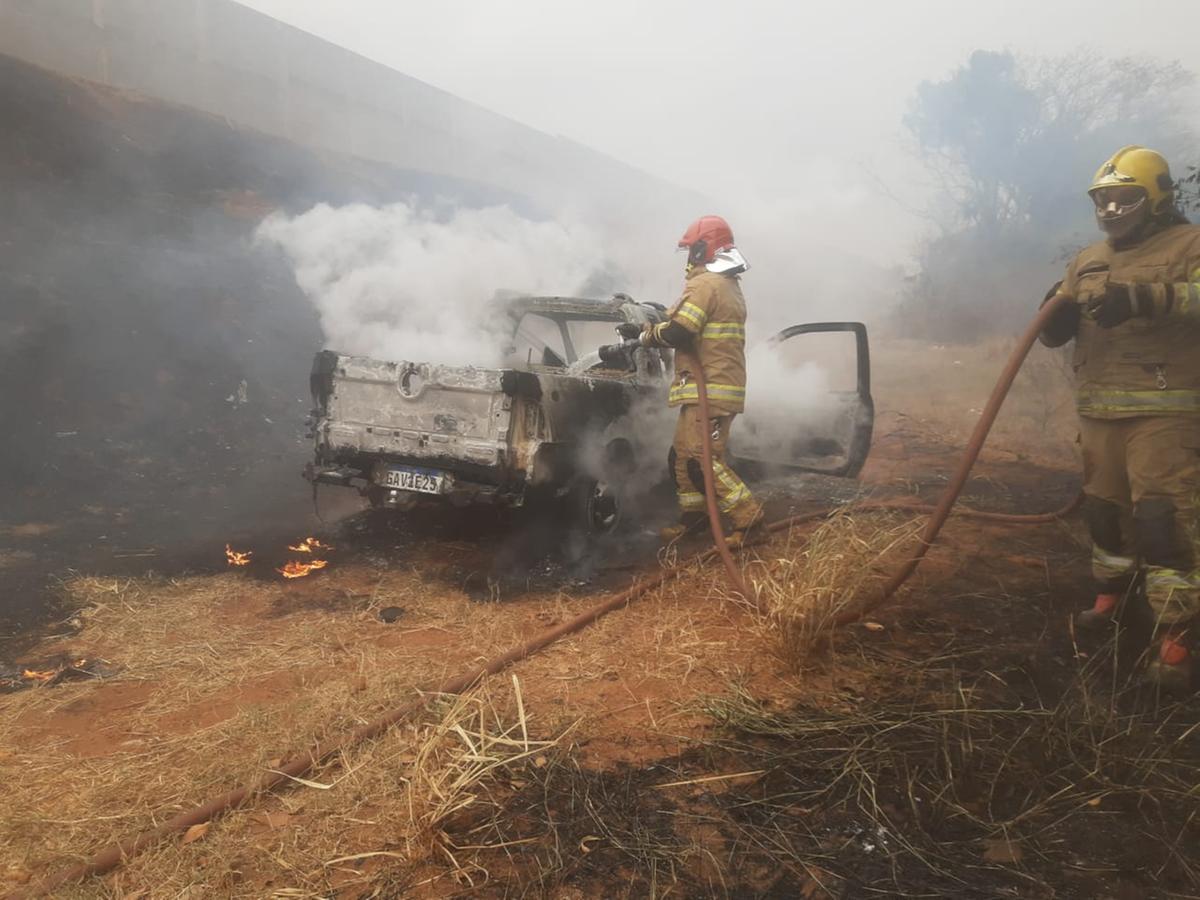 Fogo do veículo se alastrou e consumiu boa parte da vegetação ao redor (Foto/Divulgação)