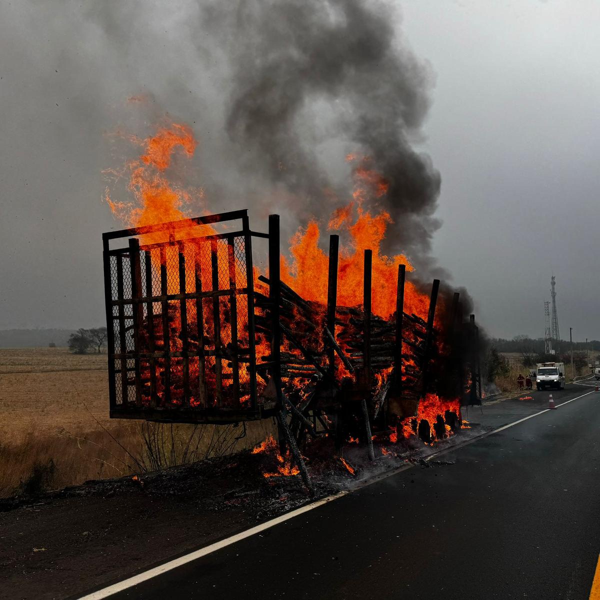 O motorista desacoplou rapidamente o cavalo mecânico do restante do veículo, evitando que o fogo se alastrasse para a cabine (Foto/Divulgação)