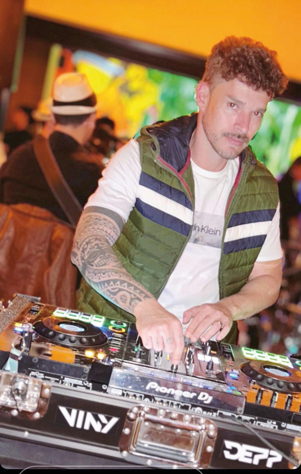 DJ Viny Depp, além de arrasar nas pistas, depois de temporada intensa de estudos, está atuando também com produção musical, um arraso de profissional e o melhor, aqui da terrinha (Foto/Arquivo pessoal)