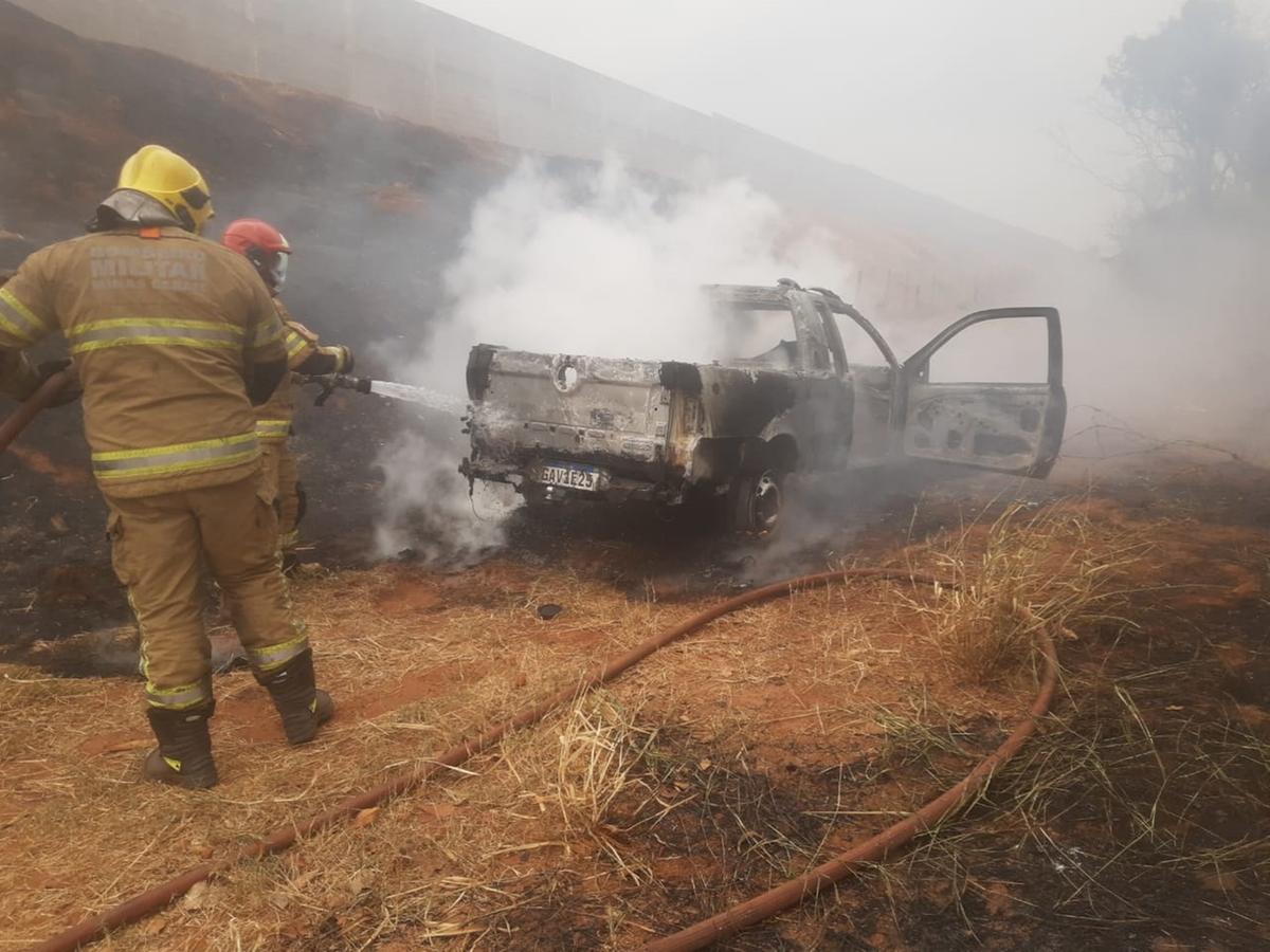 O carro usado pelos assassinos foi incendiado em uma estrada vicinal entre a BR-050 e a Univerdecidade, logo após do crime (Foto/Divulgação)