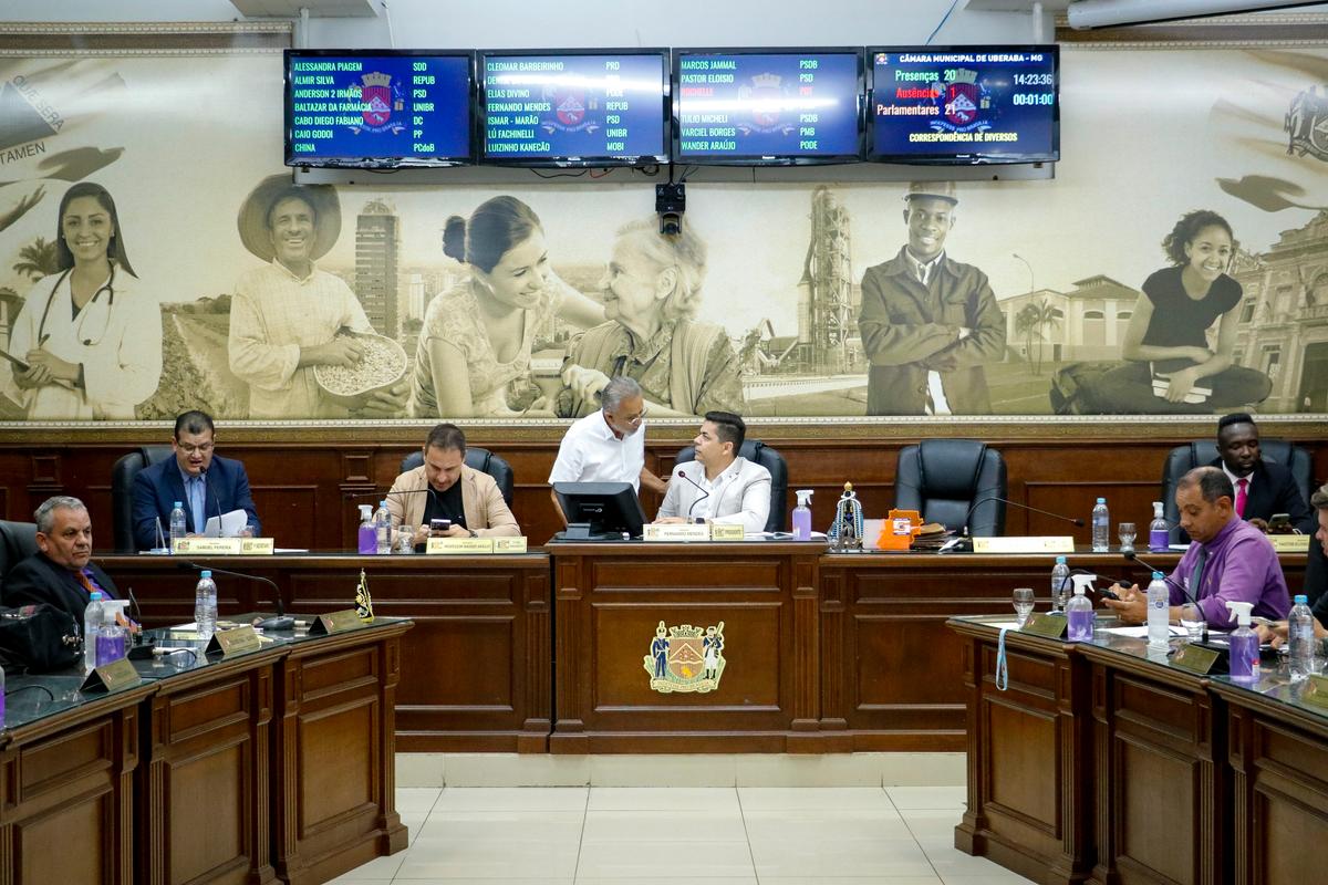 Momento em que o 1º secretário da Câmara, Samuel Pereira, lia a correspondência anônima na sessão do dia 4 de julho (Foto/Rodrigo Garcia/CMU)