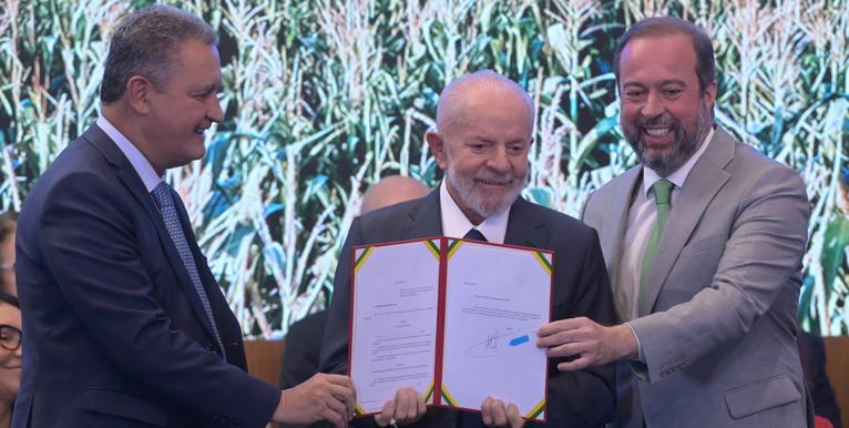 Presidente Lula com ministros Alexandre Silveira e Carlos Fávaro assinam o decreto que institui o Programa Gás para Empregar (Foto/Ricardo Botelho/MME)