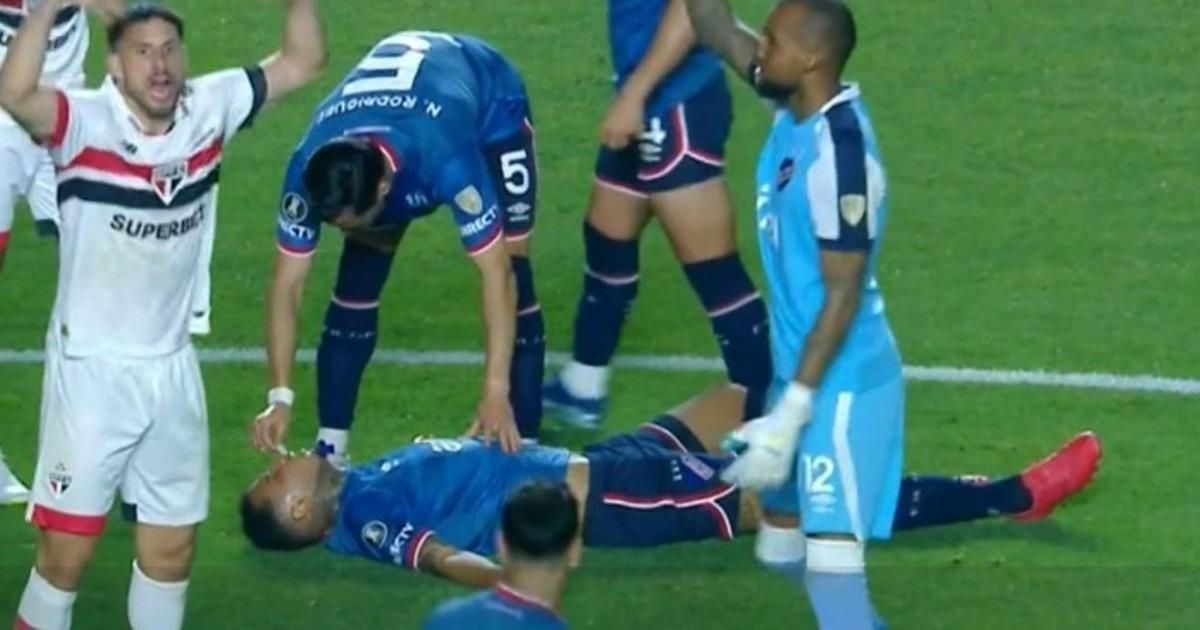 Juan Izquierdo desmaiou em partida contra o São Paulo pelas oitavas de final da Libertadores (Foto/Reprodução)