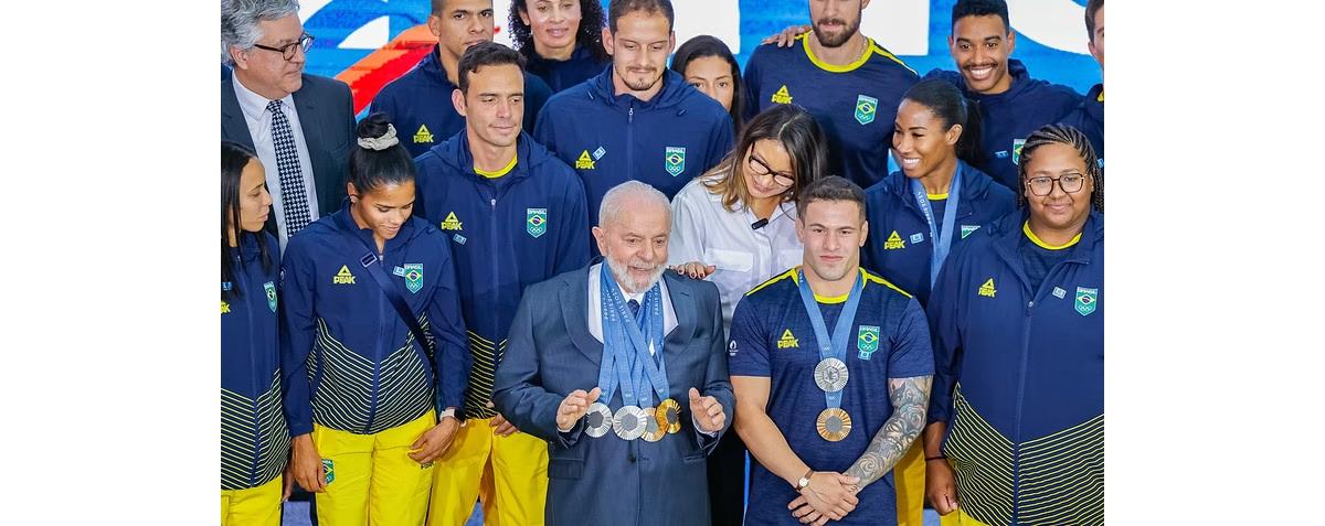 O presidente Lula com quatro medalhas conquistadas por brasileiros em Paris, ao lado dos judocas William Lima e Beatriz Souza (Foto/Ricardo Stuckert/PR)