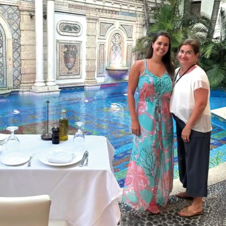 Queridíssimas Bia e Julia Tahan, de férias em Miami, festejaram suas datas neste agosto – dias 8 e 17 –, com um supermergulho gastronômico no Gianni’s, épico restaurante na Maison Versace (Foto/Arquivo pessoal)