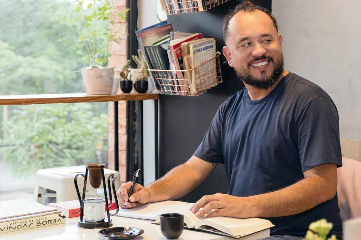 Escritor uberabense Fred pilota noite de autógrafos no Centro Cultural Cecília Palmério (Foto/Arquivo pessoal)