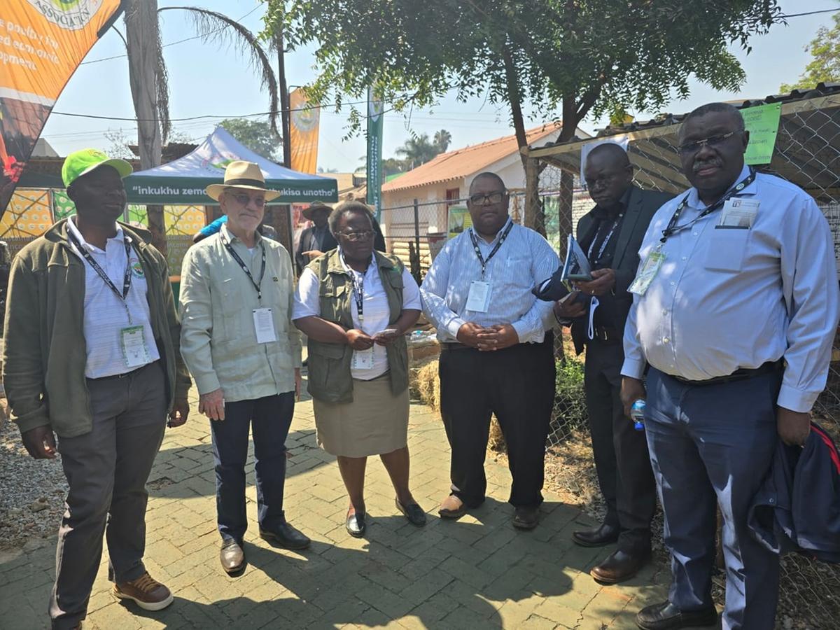 Sinfrônio Júnior, ao centro, com integrantes da comitiva brasileira e autoridades africanas da área do agronegócio (Foto/Divulgação)