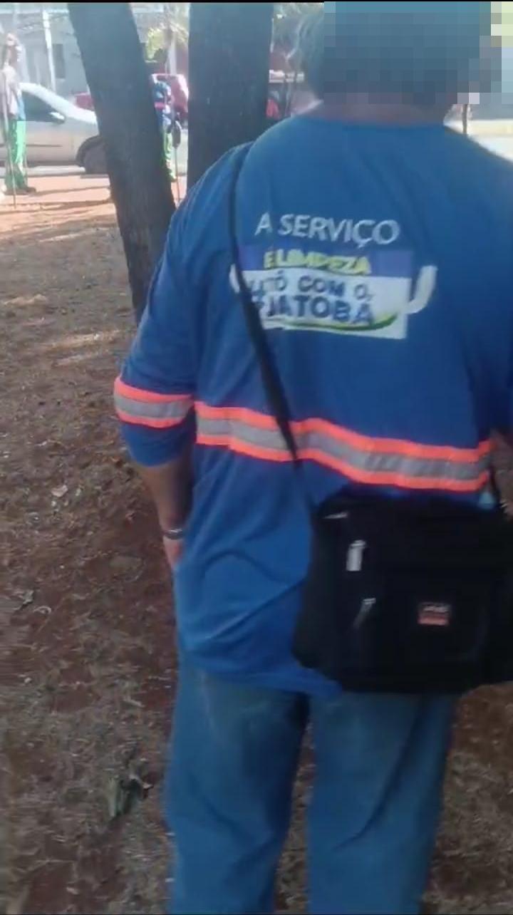 Trabalhador da Codau foi flagrado com adesivo de candidato a vereador pregado em uniforme, em Uberaba (Foto/Leitor JM)